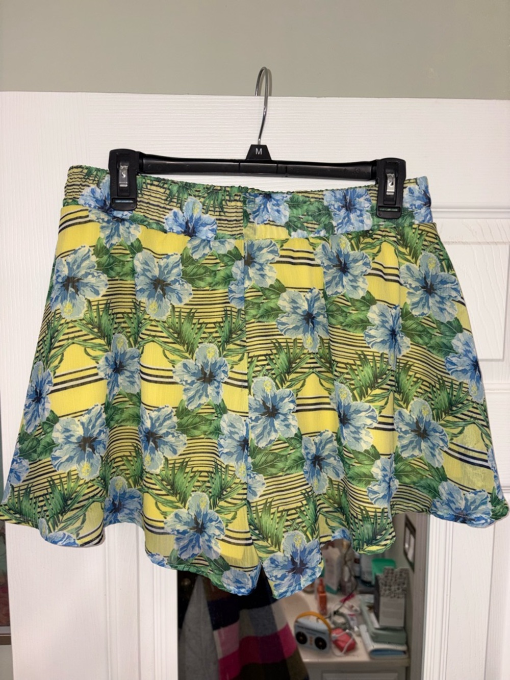 Olsenboye Yellow Floral Elastic Waist Shorts - Picture 4 of 6